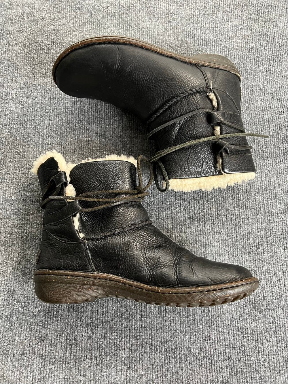 Uggs Caspia 1932 Black Leather Shearling Lined Wrap Ankle Boots Women's 10